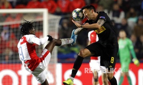  Matias Vecino (kanan) dan Peter Olayinka berebut bola pada laga Liga Champions Grup F  antara Slavia Praha melawan Inter Milan di Sinobo Stadium, Praha, Republika CekoCzech Republic, Wednesday, Nov. 27, 2019. 