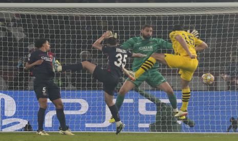 Mats Hummels dari Dortmund, kanan, mencetak gol pembuka timnya pada pertandingan sepak bola leg kedua semifinal Liga Champions antara Paris Saint-Germain dan Borussia Dortmund di Stadion Parc des Princes di Paris, Prancis, Rabu (8/5/2024) dini hari WIB.