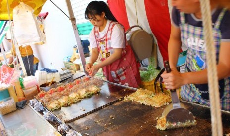 Saat berkunjung ke Kamakura, wisatawan dilarang makan sambil berjalan. Ilustrasi.