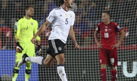 Mats Hummels merayakan gol ke gawang Republik Ceska pada kualifikasi Piala Dunia 2018 Grup C Zona Eropa di Praha, 1 September 2017. 