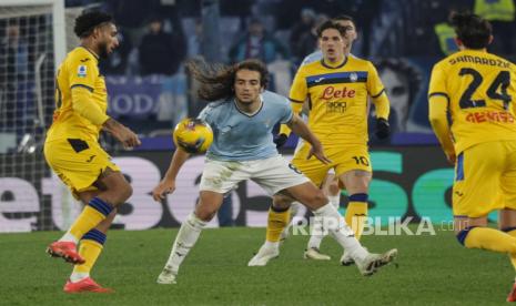 Matteo Guendouzi Olie (tengah) dari Lazio beraksi selama pertandingan sepak bola Seri A Liga Italia melawan Atalanta BC di Stadion Olimpico, Roma, Ahad (29/12/2024) dini hari WIB. 