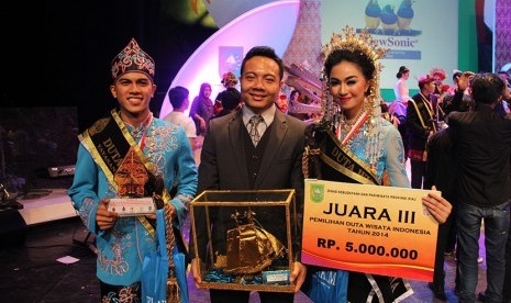 Matthew Ludji (Kiri) dan Novita Adipati Chandra (Kanan) Berfoto Bersama Ketua Adwindo Adi Pratama di Grand Final Pemilihan Duta Wisata Indonesia 2014.