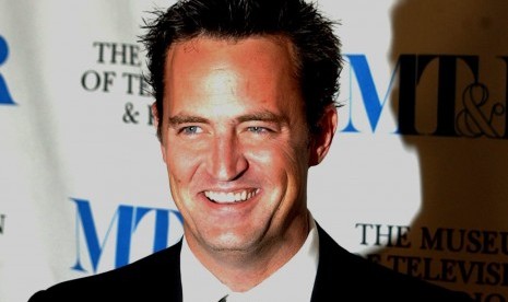 Aktor sitkom Friends, Matthew Perry. Dalam memoarnya, Perry menyebut nama Keanu Reeves seolah tidak menyukainya.