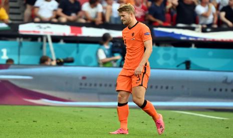 Matthijs de Ligt dari Belanda meninggalkan lapangan setelah mendapat kartu merah pada pertandingan sepak bola babak 16 besar UEFA EURO 2020 antara Belanda dan Republik Ceko di Budapest, Hongaria, 27 Juni 2021.