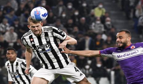 Matthijs de Ligt dari Juventus, kiri, dan Arthur Cabral dari Fiorentina berebut bola dalam pertandingan sepak bola semifinal Piala Italia antara Juventus dan ACF Fiorentina di Stadion Allianz di Turin, Italia, Rabu, 20 April 2022.