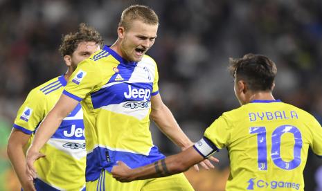 Matthijs de Ligt dari Juventus merayakan setelah mencetak gol selama pertandingan sepak bola Serie A Italia antara Spezia dan Juventus, di stadion Alberto Picco di La Spezia, Italia, Rabu, 22 September 2021.