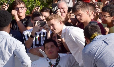 Matthijs de Ligt menyapa para pendukung ketika ia tiba di Pusat Medis Juventus di Turin, Italia, Rabu (17/7/2019).