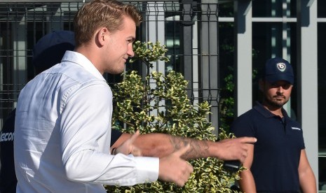 Matthijs de Ligt menyapa para pendukung ketika ia tiba di Pusat Medis Juventus di Turin, Italia, tahun lalu.