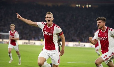 Matthijs de Ligt (tengah)