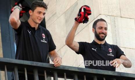 Mattia Caldara (kiri) dan Gonzalo Higuain