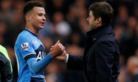 Mauricio Pochettino (kanan) memberikan ucapan selamat kepada pemain Tottenham Hotspur Dele Alli.