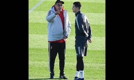 Pelatih Juventus Maurizio Sarri dan Cristiano Ronaldo (kanan) pada sesi latihan di Turin, Italia. 