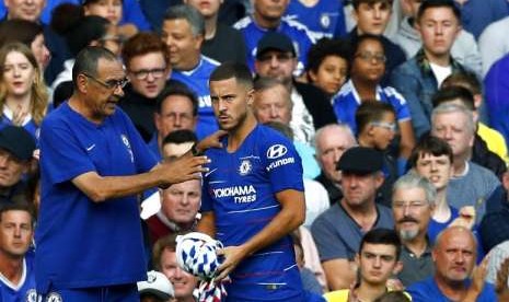 Maurizio Sarri (kiri) memberikan instruksi kepada Eden Hazard.