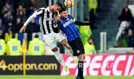  Mauro Icardi berduel dengan Medhi Benatia di Allianz Stadium, Turin, Itali, Ahad (10/12) dini hari.