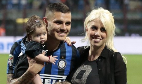 Mauro Icardi bersama istrinya, Wanda Nara (kanan).