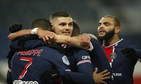 Mauro Icardi bersama rekan Paris Saint Germain merayakan gol ke gawang Brest dalam laga Ligue 1 Pranci di Stadion Parc des Princes, Paris, Sabtu (9/1). 