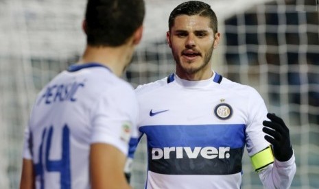 Mauro Icardi (kanan) dan Ivan Perisic.