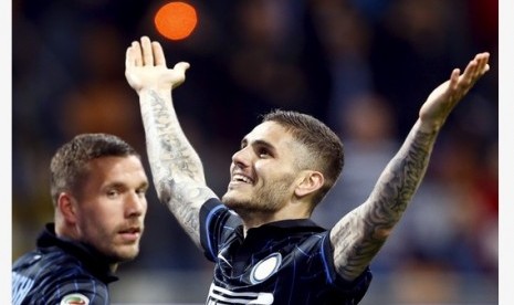 Mauro Icardi (kanan) merayakan golnya bersama Lukas Podolski.