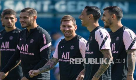  Mauro Icardi (kiri) dan Lionel Messi (tengah), leonardo paredes (2-kanan) dan Angel Di Maria (kanan) dari Paris Saint Germain menghadiri sesi latihan di kompleks olahraga Camp des Loges dekat Paris, Prancis, Jumat (13/8/2021).