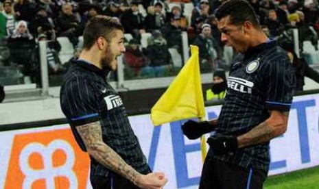 Mauro Icardi (kiri) merayakan gol ke gawang Genoa dengan rekannya Fredy Guarin, Ahad (11/1).