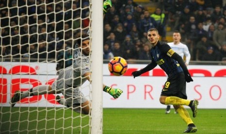 Mauro Icardi saat membobol gawang Lazio.