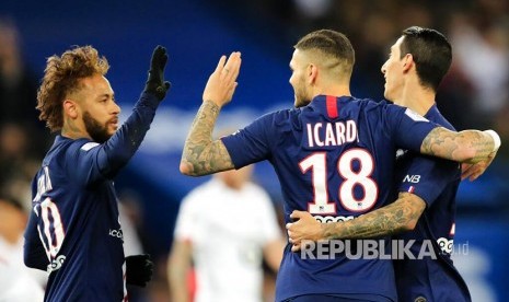 Mauro Icardi (tengah) merayakan golnya bersama Neymar (kiri) dan Angel Di Maria (kanan)  pada laga Liga 1 Perancis  soccer match antara Paris Saint-Germain dan  Lille di  Parc des Princes stadium, Paris, Perancis, Sabtu (23/11) dini hari.