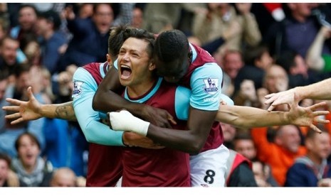 Mauro Zarate (tengah) merayakan golnya.