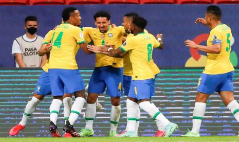 Maurqinhos merayakan gol bersama rekan-rekannya di timnas Brasil pada laga Copa America 2021 antara Brasil vs Venezuela, di Mane Garrincha Stadium, Brasilia, Brasil, Senin (14/6) WIB dini hari. 