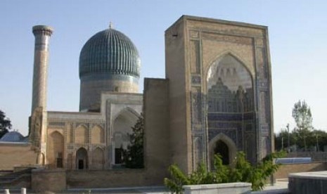 Ibnu Khaldun diriwayatkan pernah bertemu dengan Timur Lenk.  Mausoleum Timur Lenk