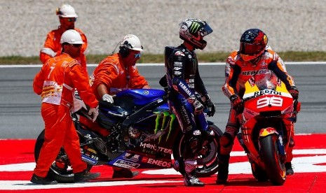 Maverick Vinales (kedua kanan) berbicara dengan Jorge Lorenzo setelah insiden kecelakaan.