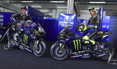 Maverick Vinales (kiri) dan Valentino Rossi dengan motor YZR-M1 untuk MotoGP 2020.