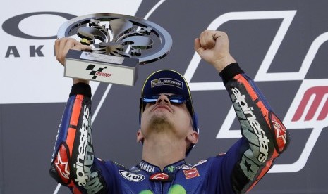 Maverick Vinales merayakan keberhasilannya menempati podium kedua pada GP Italia.