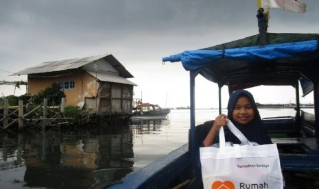 Mawar mendapat kado lebaran dari Rumah Zakat.