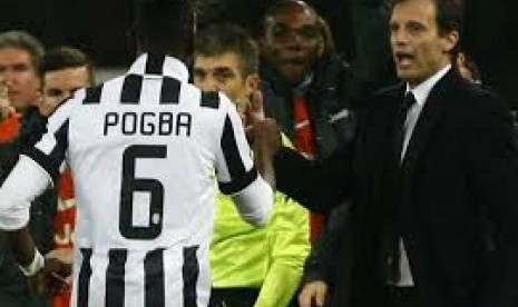 Max Allegri terlihat berbincang dengan Paul Pogba