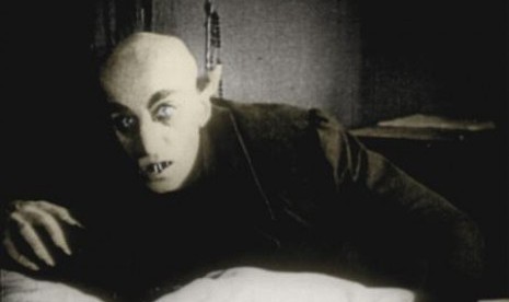 Max Schreck berperan sebagai Count Orlok dalam film bisu klasik 1922 Nosferatu: A Symphony of Horror. Film ini menggambarkan kisah drakula. 