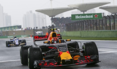 Mobil Red Bull Honda yang dikendarai Max Verstappen