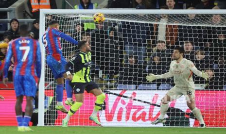 Maxence Lacroix dari Crystal Palace mencetak gol ke gawang Manchester City dalam pertandingan sepak bola Liga Primer Inggris di Craven Cottage, London, Sabtu (7/12/2024). 