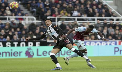 Maxwel Cornet dari Burnley, kanan, menyundul bola ke arah gawang, di bawah tekanan dari Jamal Lewis dari Newcastle United, selama pertandingan sepak bola Liga Primer Inggris antara Newcastle United dan Burnley, di St. James. Newcastle mengalahkan Burnley 1-0 lewat gol Callum Wilson.