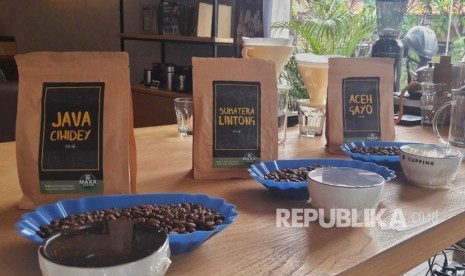 Maxx Coffee pertama kali merilis biji kopi asli Indonesia yang terdiri dari Aceh Gayo, Java Ciwidey, dan Sumatera Lintong. 