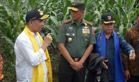 Mayjen TNI Doni Monardo (tengah)