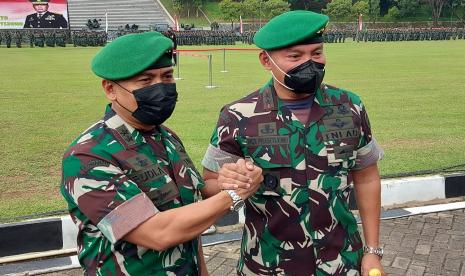 Mayjen TNI Rudianto (kiri) melakukan salam komando dengan pejabat baru Pangdam IV/Diponegoro, Mayjen TNI Widi Prasetijono dalam rangkaian acara serah terima jabatan (sertijab) Pangdam IV/Diponegoro, di di Lapangan parade, kompleks Kodam IV/ Diponegoro, Watugong, Kota Semarang, Jawa tengah, Selasa (12/4) siang.