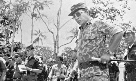 Mayjen TNI Soeharto saat memimpin penggalian jenazah para jenderal di Lubang Buaya 