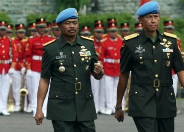 Mayjen TNI Waris (kiri) serah terima jabatan dengan Brigjen Agus Sutomo sebagai Komandan Paspampres, Senin (11/4).