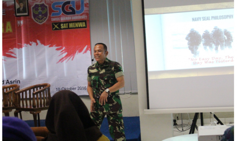 Mayjend TNI Hartind Asrin memberikan kuliah umum di Swiss German University (SGU), BSD City, Tangerang Selatan. 