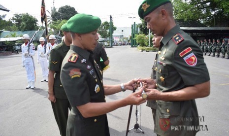 Mayor Inf Indra Hirawanto menerima Tongkat Komando kepemimpinan Komandan Batalyon Infanteri (Danyonif) 731/Kabaresi dari Letkol Inf Rahmad Saerodin S. I. P. dalam prosesi penyerahan jabatan yang dipimpin oleh Danrem 151/Binaiya Kolonel Inf Christian Kurnianto.