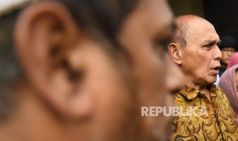 Mayor Jenderal TNI purn Kivlan Zen (kanan) berjalan meninggalkan Bareskrim Polri usai menjalani pemeriksaan di Jakarta, Senin (13/5/2019). 