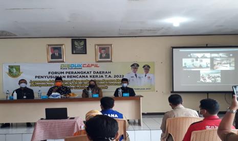 Mayoritas warga Kota Sukabumi kini sudah mengakses layanan administrasi kependudukan secara daring melalui aplikasi. Penerapan teknologi informasi ini untuk mempercepat dan mempermudah layanan kependudukan kepada warga.