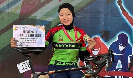 Maysita Utami Fadlina, mahasiswi Universitas BSI (Bina Sarana Informatika) kampus Pontianak tak pernah lelah mengukir prestasi. Kali ini, ia berhasil menjuarai ajang balap sepeda dalam turnamen Open Race Criterium Series 2021 yang digelar oleh Ikatan Sepeda Sport Indonesia (ISSI) bertempat di Terminal Antar Negara, Kubu Raya, Kalimantan Barat, pada Ahad (19/12) silam. 