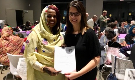 Mazahir Salih (kiri), Muslimah Pertama di Dewan Kota Iowa City, AS