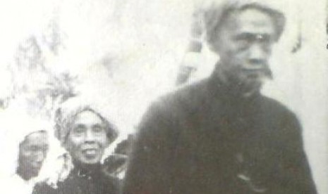 Mbah Dalhar (kanan).